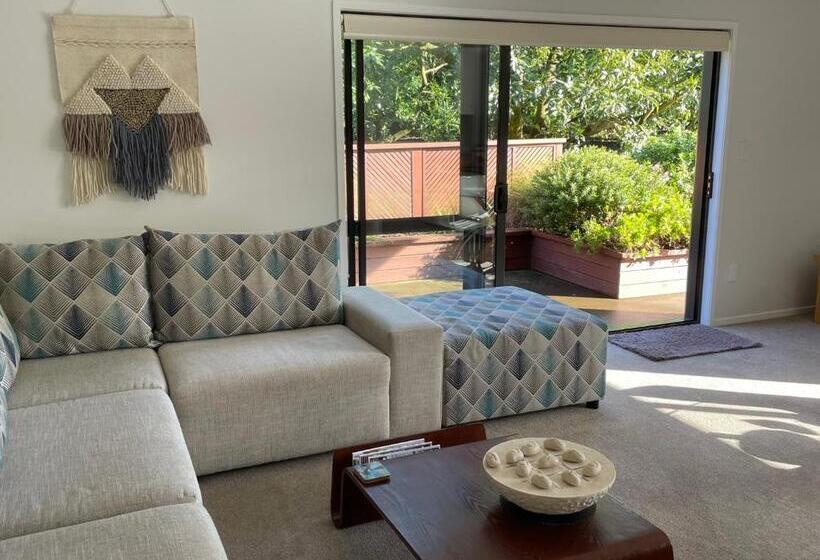 بنجلو عائلى, Baybell Lodge