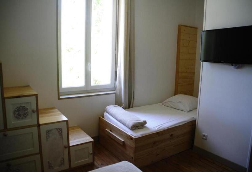 חדר משפחתי, Loustalneou