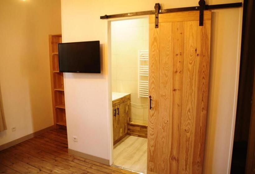 חדר משפחתי, Loustalneou