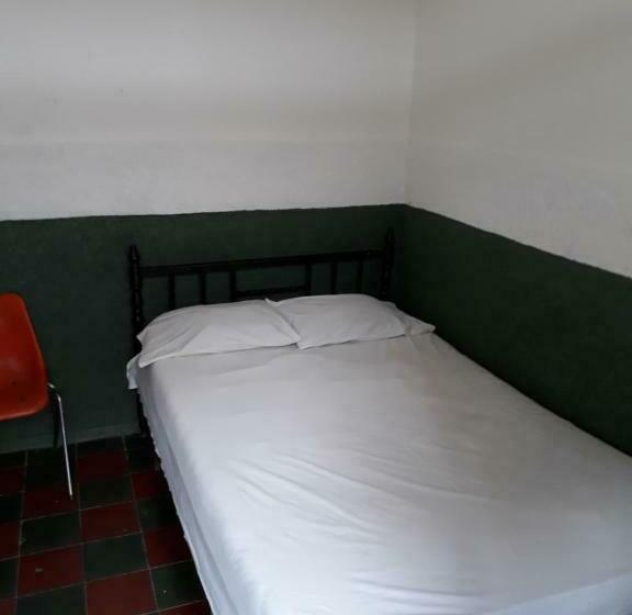 带共用浴室的标准房间, Residencias Escorial