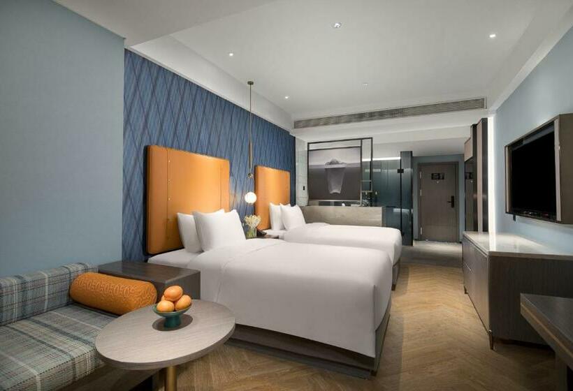 Номер бизнес-класса, Kasion Pugis