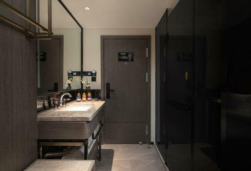 Номер Стандарт, Kasion Pugis