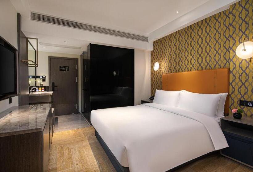 Номер Deluxe, Kasion Pugis