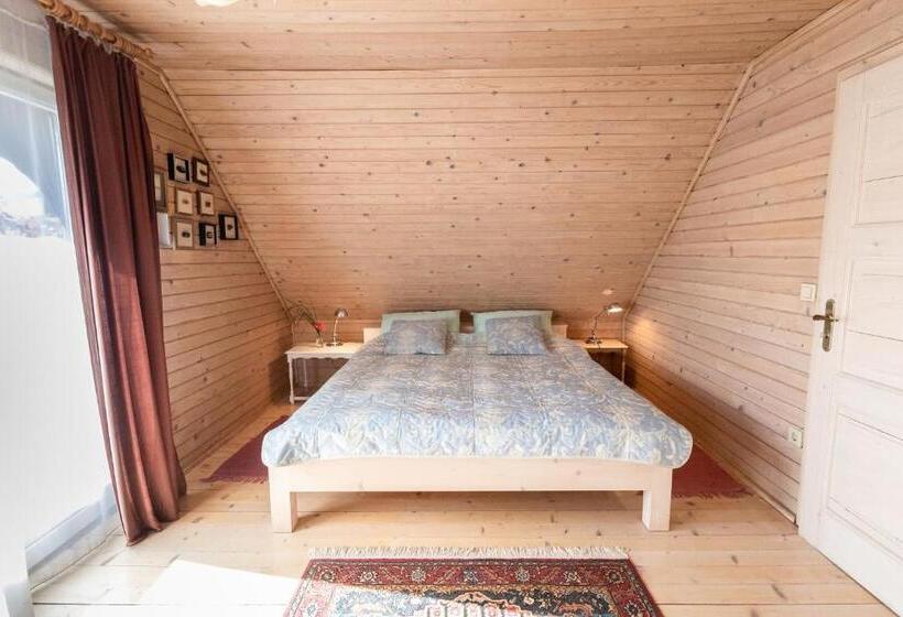 کلبه ییلاقی, Bajtica Guesthouse