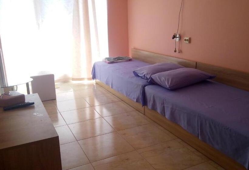 חדר סטנדרט עם טרסה, Lenny