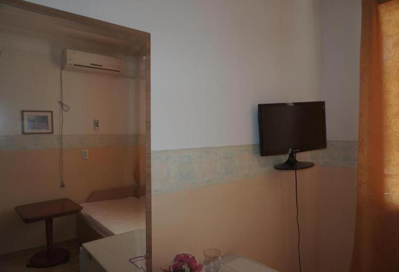 חדר סטנדרט לשלושה, Lenny