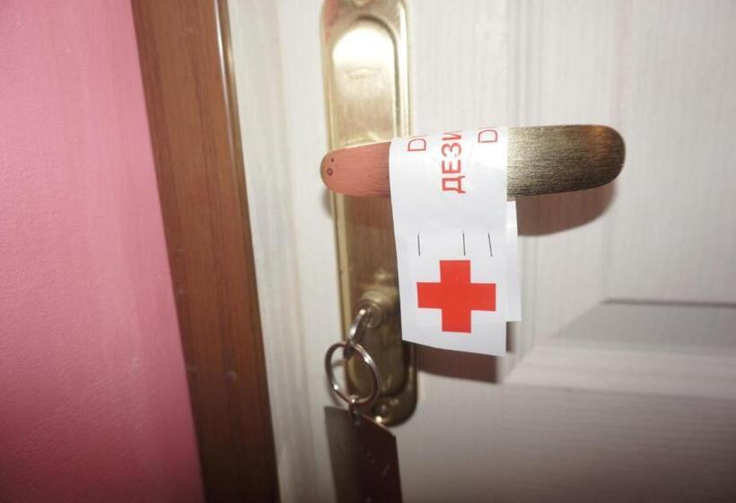 חדר סטנדרט לשלושה, Lenny