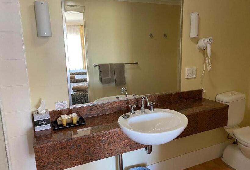 חדר משפחתי, Golden Guitar Motor Inn