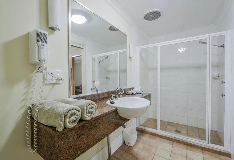 חדר משפחתי, Golden Guitar Motor Inn