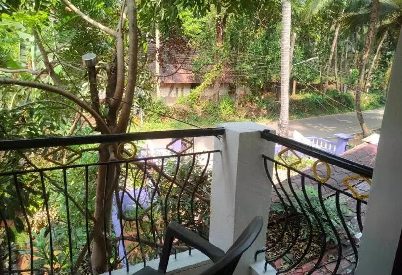 バルコニー付きスタンダードトリプルルーム, Jes Guest House