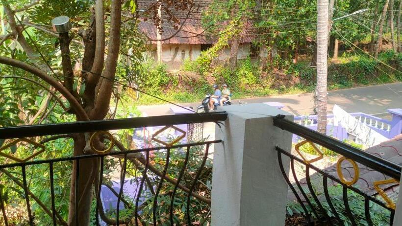 Трехместный Номер Стандарт с Балконом, Jes Guest House