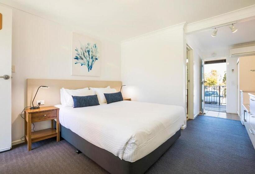 标准工作室, Nightcap At Golden Beach Tavern