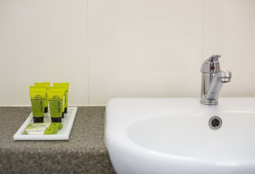 标准工作室, Nightcap At Golden Beach Tavern