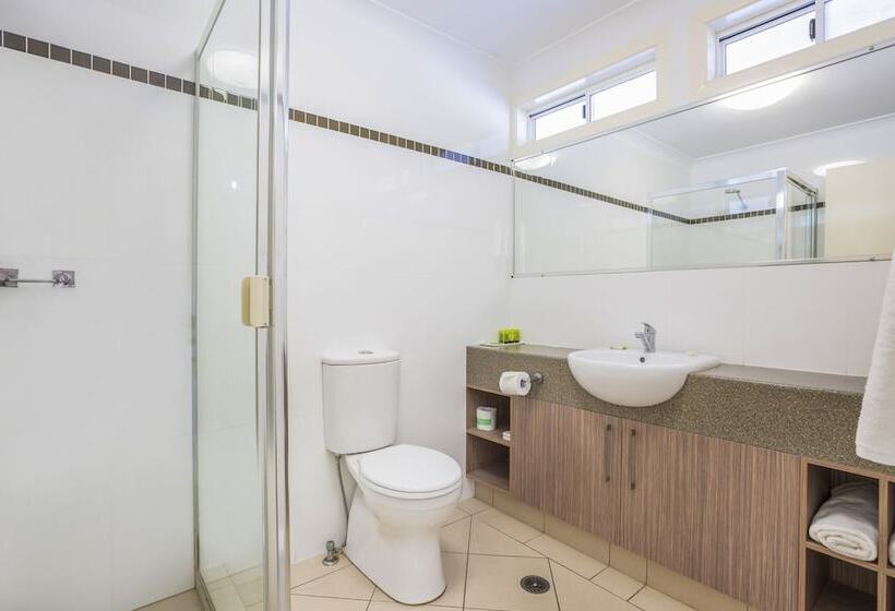 스탠다드 스튜디오, Nightcap At Golden Beach Tavern