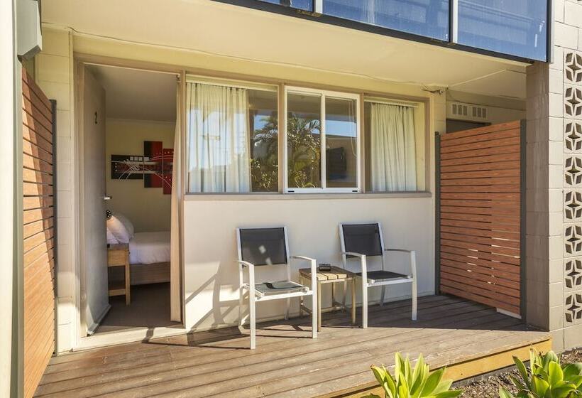 标准工作室, Nightcap At Golden Beach Tavern