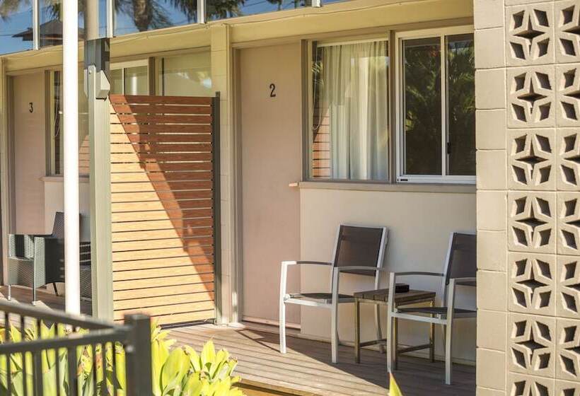 스탠다드 스튜디오, Nightcap At Golden Beach Tavern