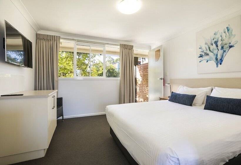 스탠다드 스튜디오, Nightcap At Golden Beach Tavern