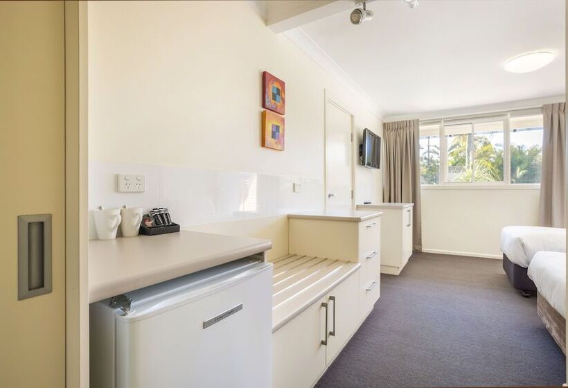 标准工作室, Nightcap At Golden Beach Tavern