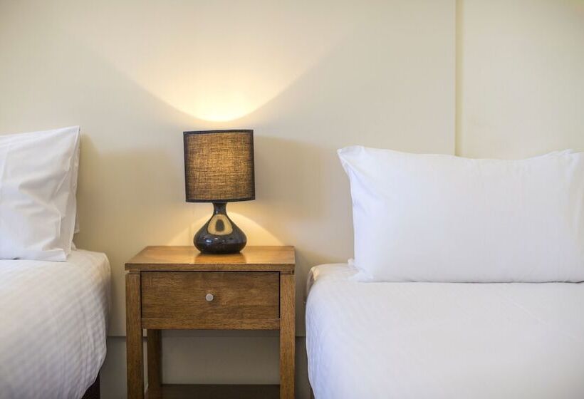 标准工作室, Nightcap At Golden Beach Tavern