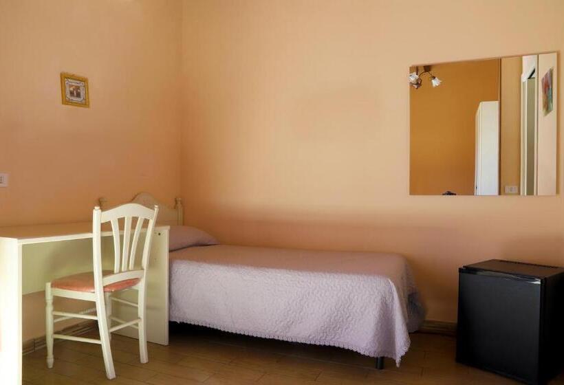 اتاق استاندارد سه نفره, Night & Day