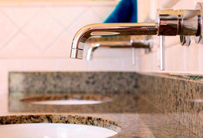 اتاق لوکس با تخت بزرگ, Goood Resort