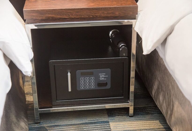 اتاق استاندارد سه نفره, Khan