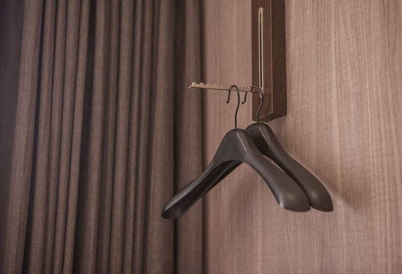 اتاق لوکس, Khan