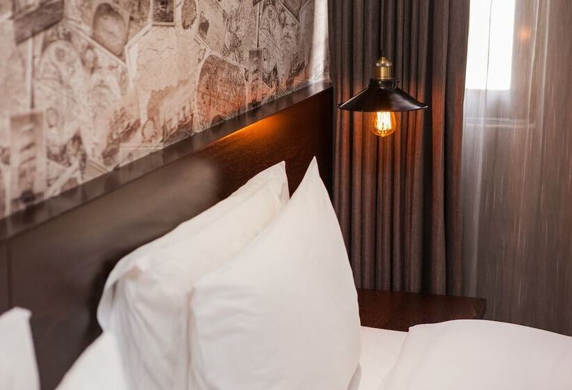 اتاق لوکس, Khan