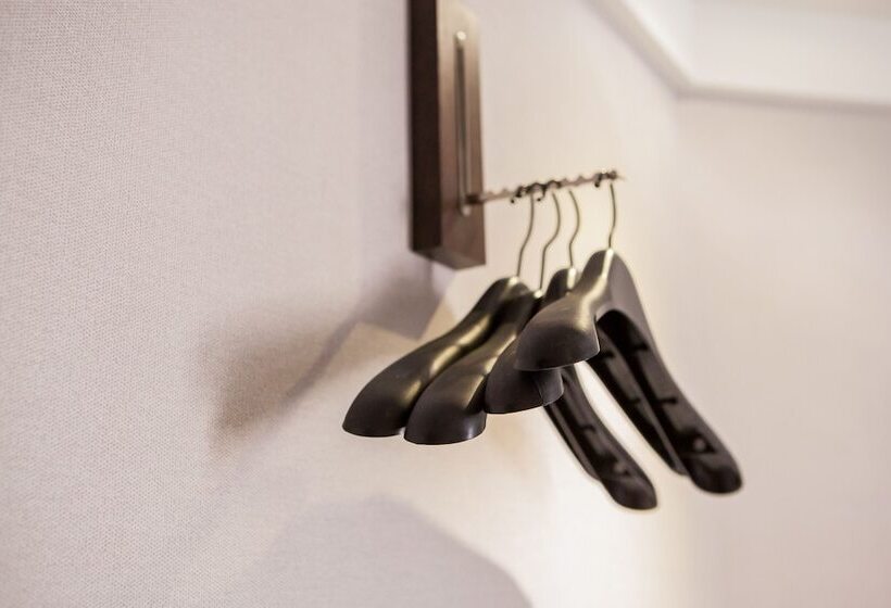 اتاق لوکس چهار تخته, Khan