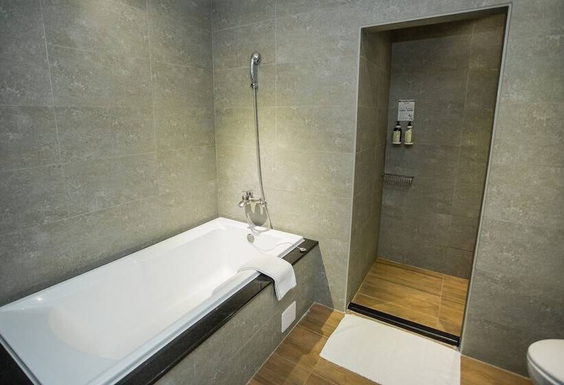 اتاق لوکس, Khan