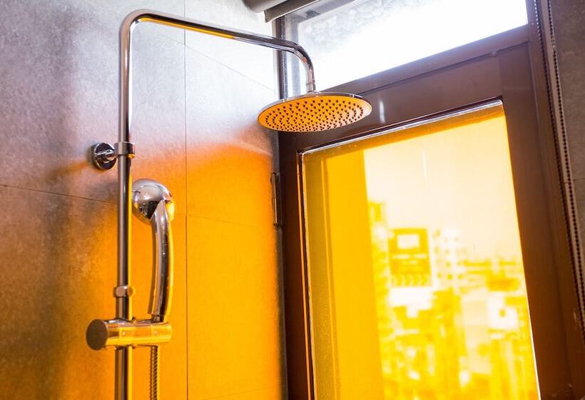 اتاق لوکس چهار تخته, Khan