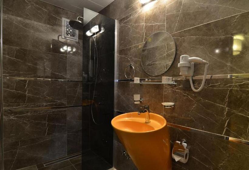 اتاق استاندارد, Mia