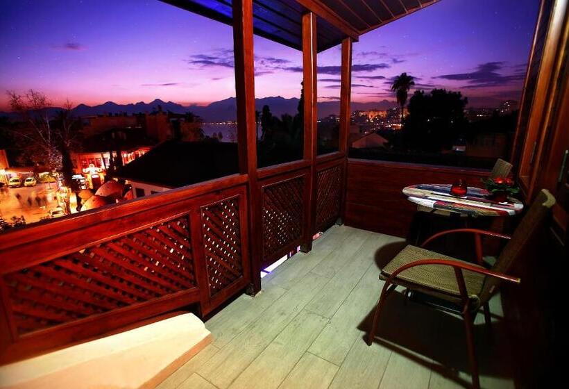 اتاق سوپریور با چشمانداز دریا, Mia