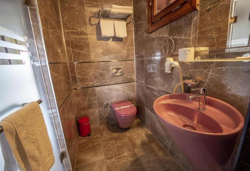 اتاق سوپریور با چشمانداز دریا, Mia