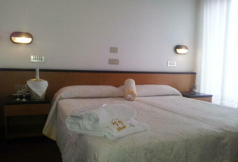 غرفة قياسية مزوَّدة بشُرفة, Montecarlo