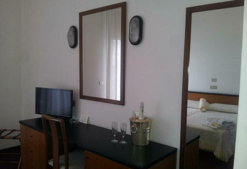 غرفة قياسية مزوَّدة بشُرفة, Montecarlo