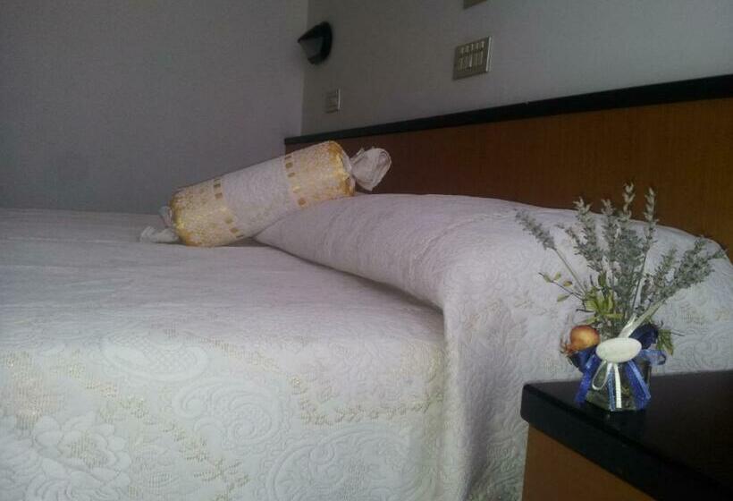 غرفة قياسية مزوَّدة بشُرفة, Montecarlo