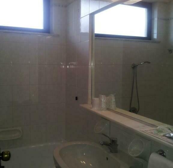 غرفة قياسية مزوَّدة بشُرفة, Montecarlo