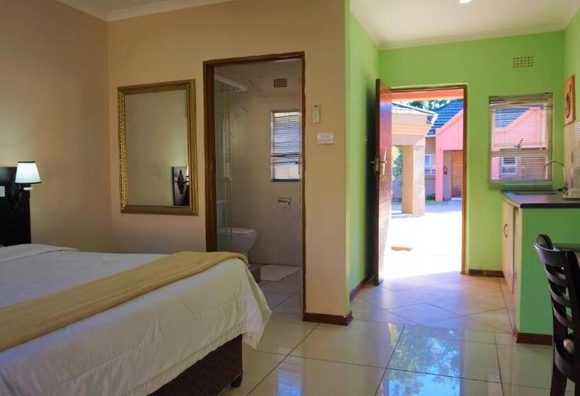 اتاق استاندارد با چشم‌انداز استخر, Tasha Lodge And Tours