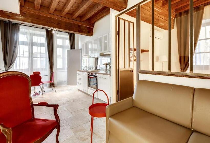סוויטה משפחתית, La Maison Debourg