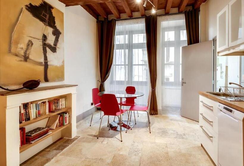 סוויטה משפחתית, La Maison Debourg