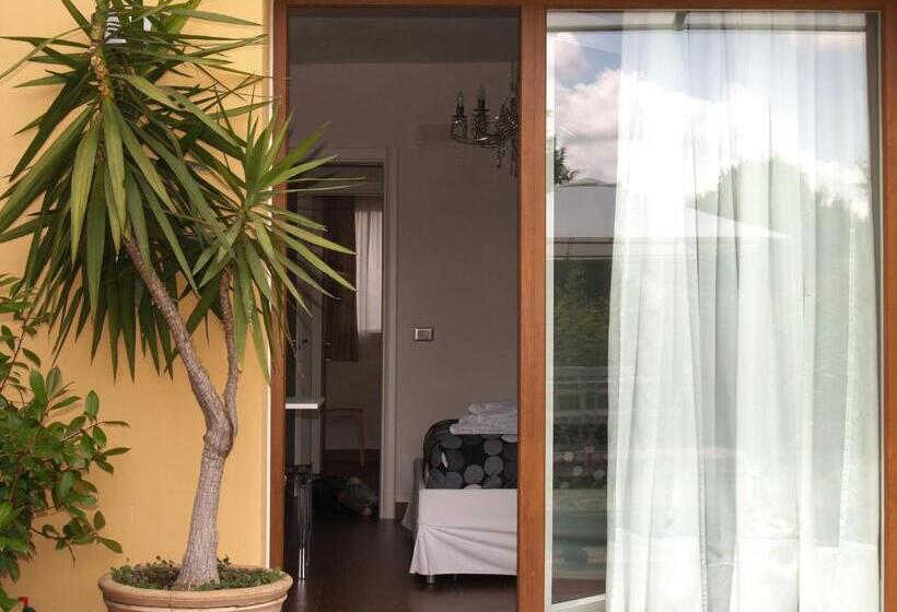 اتاق استاندارد سه تخته با چشم‌انداز باغ, Cameracaffe Sul Lago