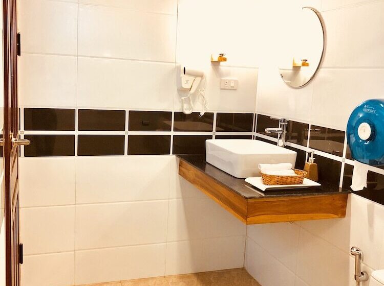 豪华三人间, Merry Riverside