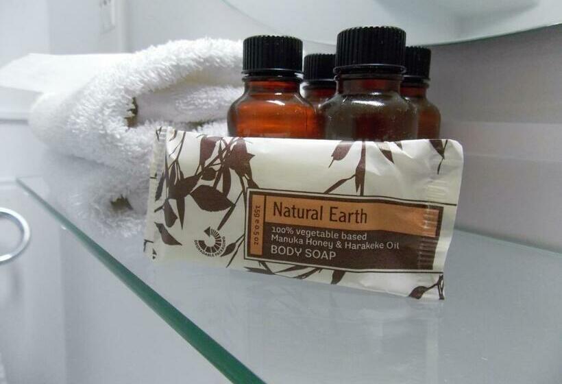 标准工作室, Parnell Pines