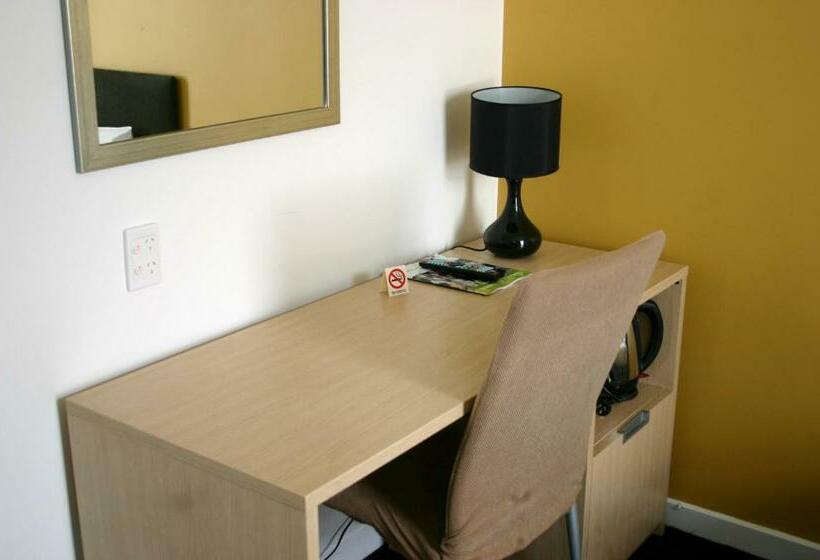 标准工作室, Parnell Pines