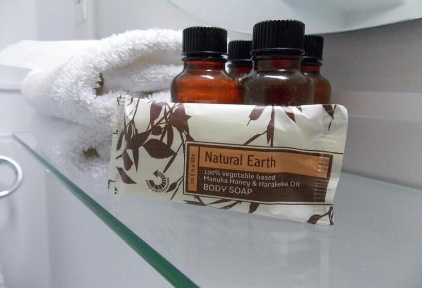 管理人员工作室, Parnell Pines