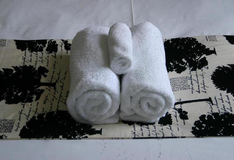 管理人员工作室, Parnell Pines