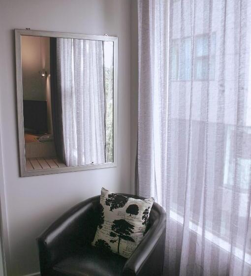 管理人员工作室, Parnell Pines