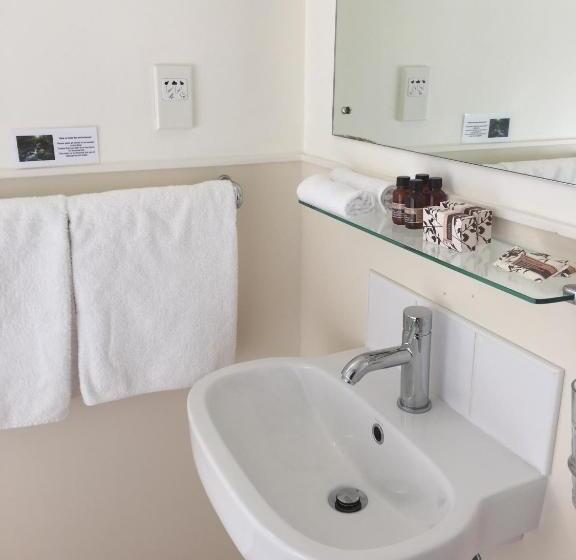 管理人员工作室, Parnell Pines