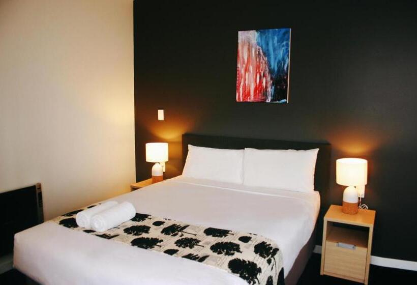 管理人员工作室, Parnell Pines